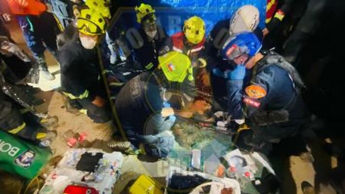 2日、ベネズエラ・ラグアイラ州で男性の救出作業に当たる隊員ら(チリ消防当局提供・ゲッティ=共同)