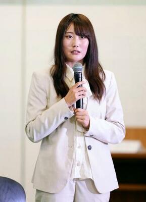 　表彰後、質問に応えるスノーボード女子の村瀬心椛＝２４日、東京都内