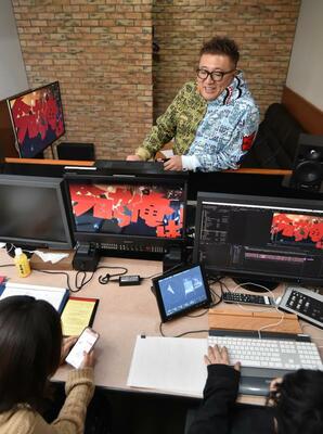 テレビドラマ「今日から俺は！！」の編集作業を行う福田監督＝都内