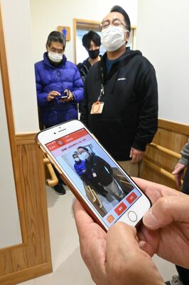 実際にアプリを試してみる参加者ら