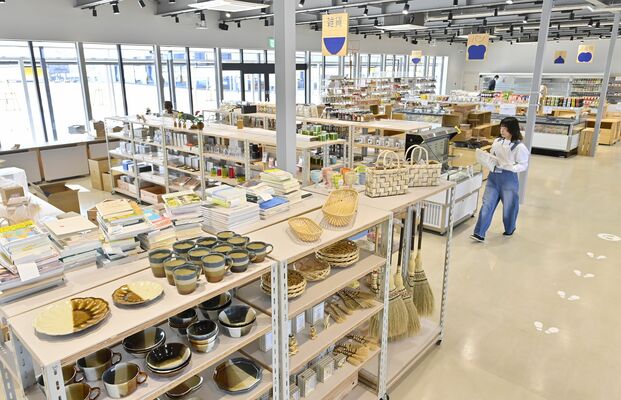 本県の伝統工芸品などを販売する常設店＝16日午前11時51分、宇都宮市平出町、磯真奈美撮影