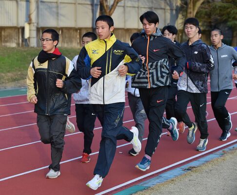本番に向けて最終調整に入った佐野日大＝佐野日大高総合グラウンド