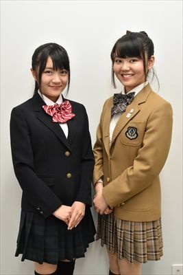 堀優衣（右）と鈴木杏奈。「皆さんに歌を聴いてもらえたらうれしい」と口をそろえる＝佐野市内
