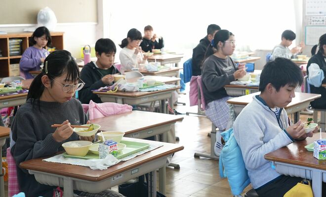 栃木農業高産の食材を使った給食を味わう子どもたち