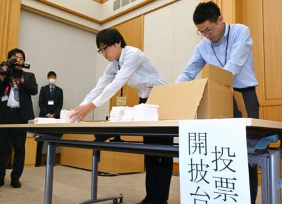 栃木県那須町長選で落選した新人の異議申し立てを受け、調査を行う県選管関係者=5月、栃木県庁