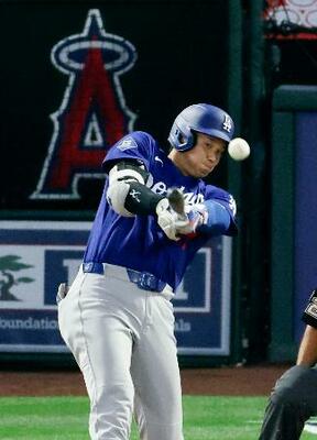 エンゼルス戦の3回、3点二塁打を放つドジャース・大谷=アナハイム(共同)