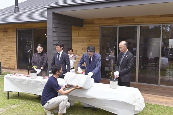 オープニングセレモニーで記念植樹を行う関係者