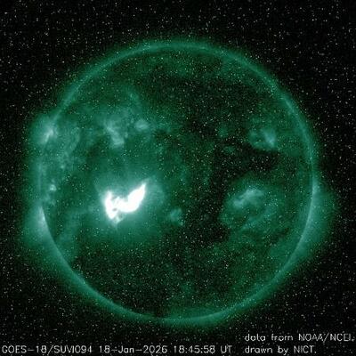 　太陽フレア（中央左の明るい部分）を捉えた紫外線画像（米ＮＯＡＡ／ＮＩＣＴ提供）