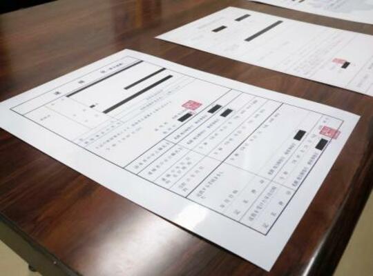 　中国を拠点とした詐欺グループが被害者へ送った、偽物の逮捕状の写し＝２７日午後、愛知県警本部