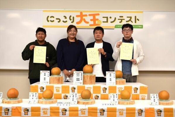 コンテストで大賞を受賞した井上さん夫妻（中央）ら＝27日午後、宇都宮市内