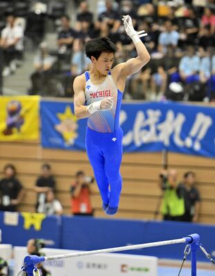 体操少年男子団体総合決勝　３位に入った谷田（作新）の鉄棒の演技＝大津市の滋賀ダイハツアリーナ、磯真奈美撮影