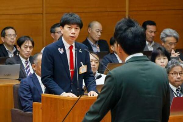 愛知県豊橋市議会本会議で、自身への辞職勧告決議に関する質疑に答える長坂尚登市長=19日午後
