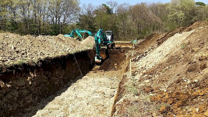 重機を使い急ピッチで進む作業（県提供）＝23日、那須塩原市内（県提供）