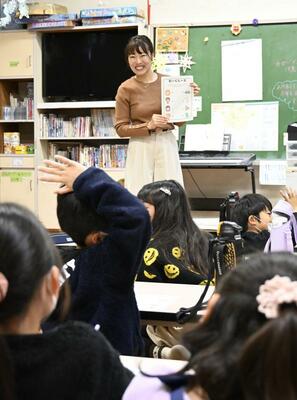 子どもたちにワークシートの回答について聞く加藤さん＝宇都宮市内