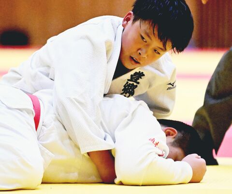 ６年重量　夏（西部）－青木（宇都宮）決勝　青木が積極的に攻める＝ユウケイ武道館
