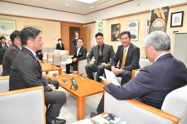 福田知事（手前）に今季の終了を報告する栃木ＧＢの江部社長（左）ら＝県庁