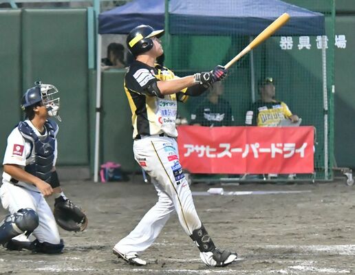 ７回、栃木ＧＢのコウチーニョが左中間に本塁打を放つ＝小山運動公園野球場