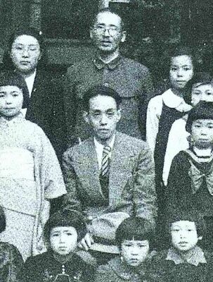１９４６年に県立茂木農学校（現茂木高）で講演した際、記念写真に収まる西条（中央）＝茂木町提供