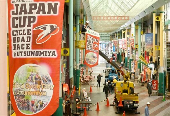 赤い大会フラッグはオリオン通りの風物詩となった。にぎわいづくりに一役買っている