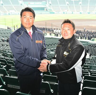 作新の小針監督（右）と神村学園の小田監督