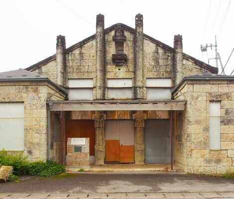 移築前の旧大谷公会堂。地域の大谷石建造物の技術を用い、装飾には当時の中央のデザインの動向を取り入れている