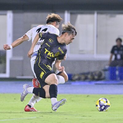 前半13分、栃木ＳＣのＭＦ川名（手前）が相手と競り合う＝カンセキスタジアムとちぎ、広瀬華撮影