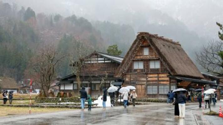 岐阜県白川村の白川郷=14日午後