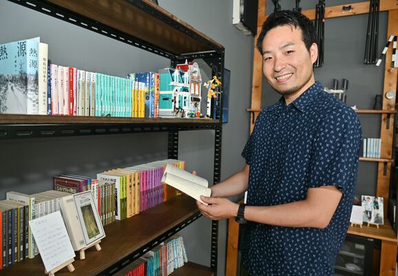 伊納さんが厳選した小説が並ぶ本棚