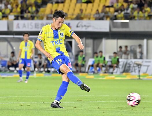 前半33分、栃木ＳＣのＦＷ大島が同点ゴールを決める＝カンセキスタジアムとちぎ