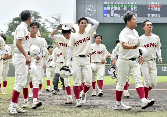 完封負けを喫し、悔しさをにじませベンチへ引き揚げる栃木ナイン＝エイジェックスタジアム