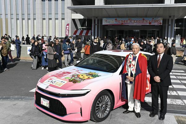 「いちご王国・栃木の日」記念イベントでお披露目されたいちごクラウン