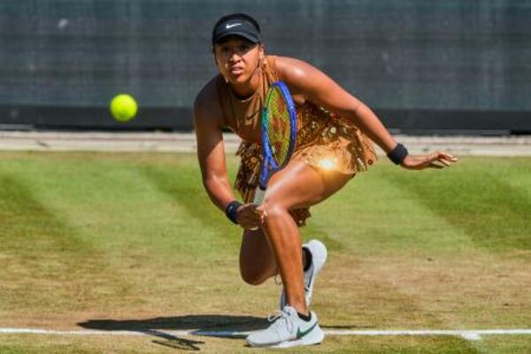 　女子テニスのバートホンブルク・オープンのシングルス決勝でプレーする大坂なおみ＝２７日、バートホンブルク（ＡＰ＝共同）