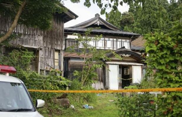 　男性が死亡しているのが見つかった住宅＝１９日、秋田県大仙市