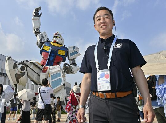 ガンダム館で副館長を務める鈴木さん＝大阪市此花区の夢洲、森田大地撮影（画像は一部加工しています）©創通・サンライズ