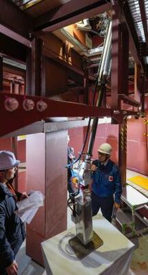 東京電力が公開した、ロボットアームの先端部=25日午後、福島県楢葉町(代表撮影)