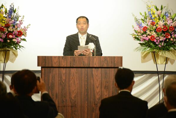 あいさつする栃教協の熊倉会長＝26日午前、宇都宮市内