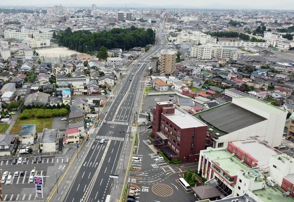 ＬＲＴ西側延伸計画で発着点となる県教育会館（右下）付近。写真上がＪＲ宇都宮駅方面＝17日午後５時、宇都宮市駒生１丁目、小型無人機から