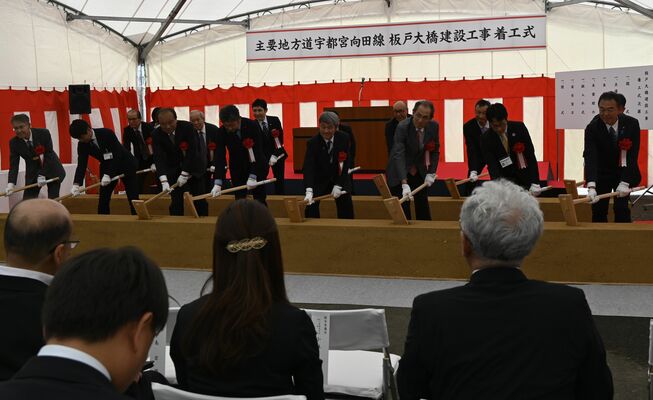 工事の安全を祈願するくわ入れ式