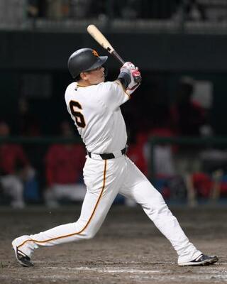 12回巨人1死一、二塁、坂本が左越えに通算300号となるサヨナラ3ランを放つ=セーレン