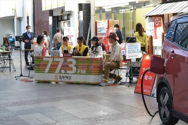 １年の節目に開催されたイベント。日産の軽の電気自動車を電源に、ミヤラジが生放送した