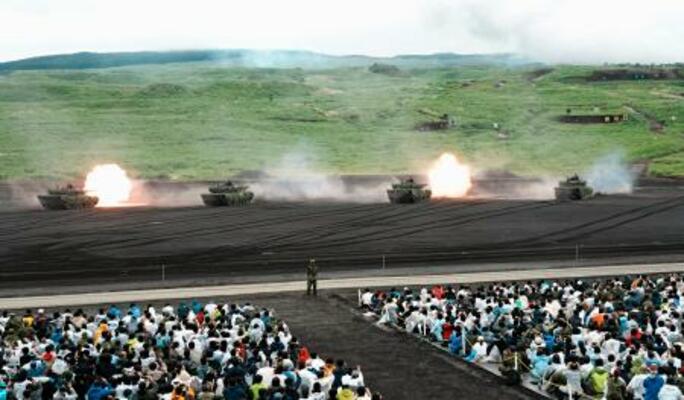 　陸上自衛隊の「富士総合火力演習」で射撃練習する戦車＝７日午前、静岡県の東富士演習場