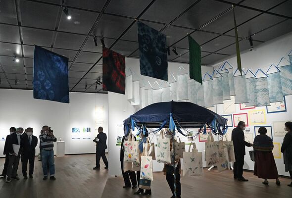 ワークショップで市民が制作した藍染め作品