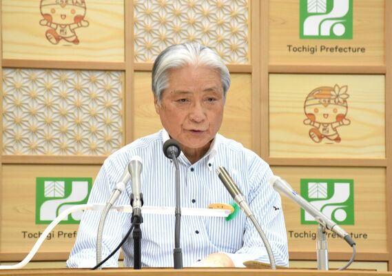 定例記者会見に臨む福田富一知事＝８日午後、県庁