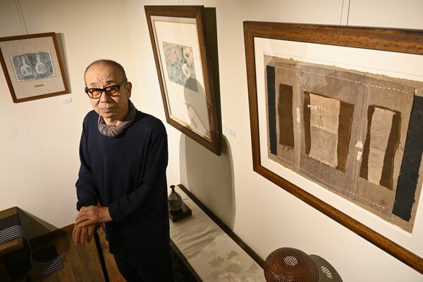 約40点の力作が並ぶ会場に立つ見目さん