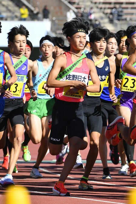 男子佐野日大の１区中村が集団の中で力走する＝埼玉県熊谷市の熊谷スポーツ文化公園陸上競技場
