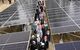 太陽光発電所を見学する児童ら
