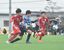 リフレＳＣ（宇河）－三重・山前ＦＣ（両毛）準々決勝　後半、リフレのＦＷ手塚（中央）が相手守備陣を突破する＝真岡市総合運動公園運動広場Ａ