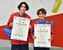 成年男子ボルダリング決勝で３位となった本県の楢崎智亜（右）と明智＝壬生町総合運動場特設会場