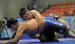 レスリング少年男子グレコローマンスタイル92キロ級決勝　足大付高の植木（上）がローリングで得点を奪う＝足利市のＦＵＫＡＩ　ＳＱＵＡＲＥ　ＧＡＲＤＥＮ足利