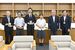 浅野市長（右から２人目）にインターハイ準優勝を報告した酒井さん（同３人目）